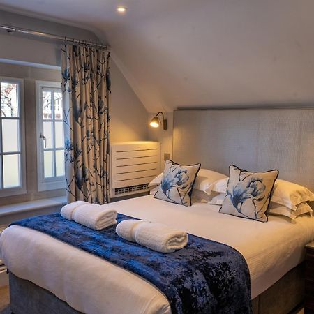 Burlington House Boutique Panzió Oxford Kültér fotó A bedroom at The Old Vicarage Hotel