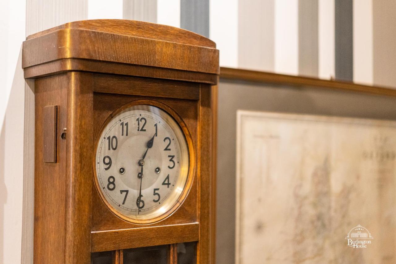 Burlington House Boutique Panzió Oxford Kültér fotó Clock in the lobby