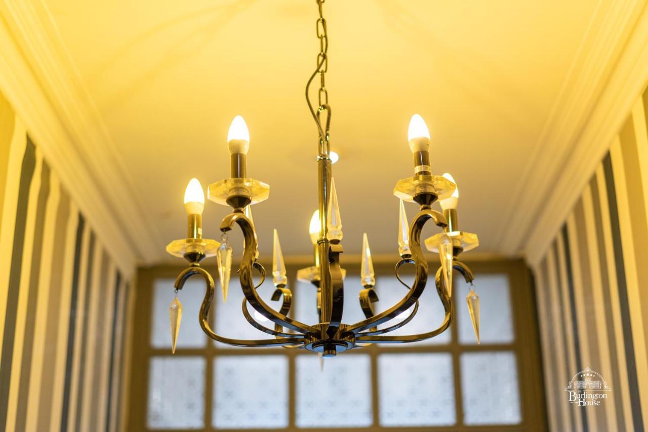 Burlington House Boutique Panzió Oxford Kültér fotó A chandelier