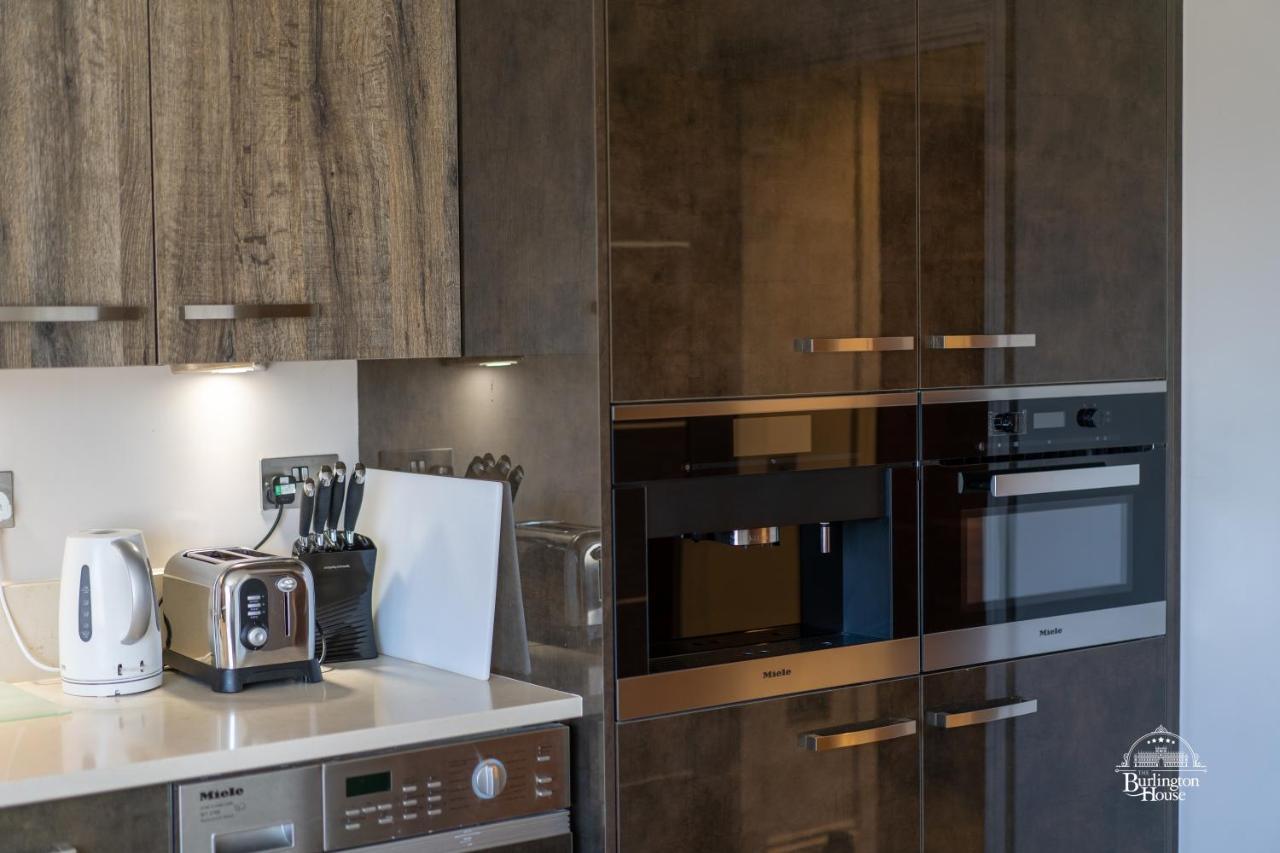 Burlington House Boutique Panzió Oxford Kültér fotó A kitchen with a built-in microwave oven
