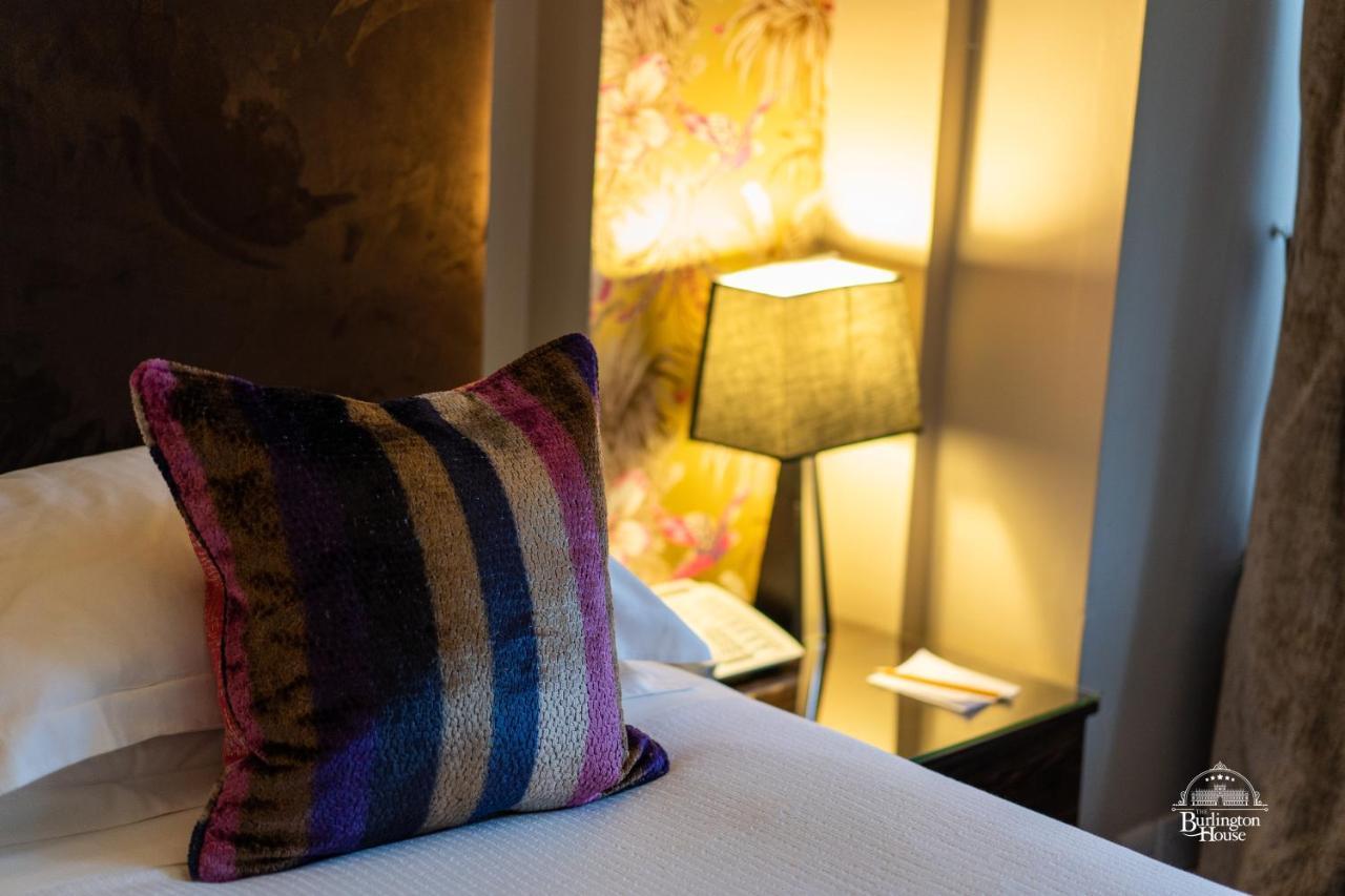 Burlington House Boutique Panzió Oxford Kültér fotó A throw pillow