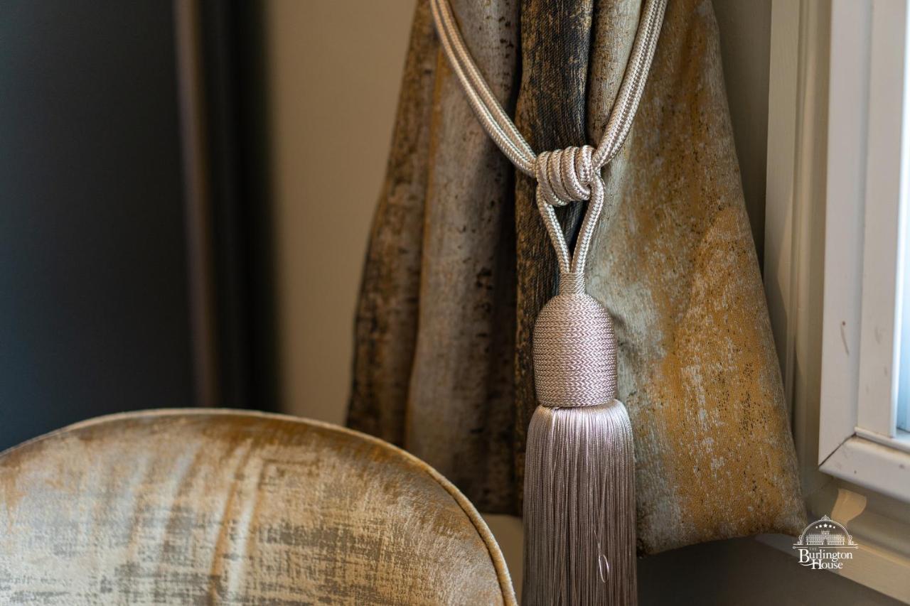 Burlington House Boutique Panzió Oxford Kültér fotó A curtain tieback