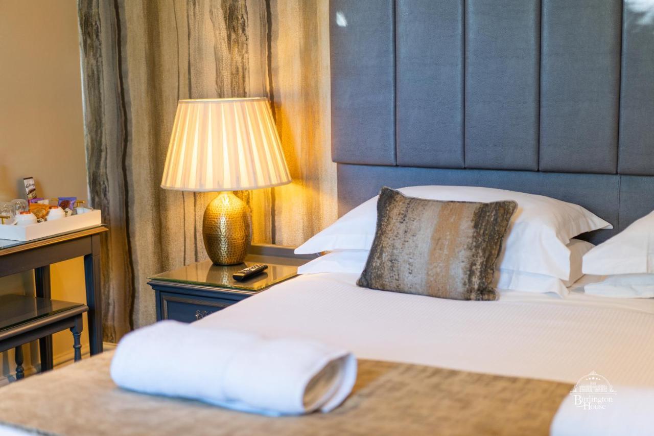 Burlington House Boutique Panzió Oxford Kültér fotó A bedroom at The Old Vicarage Hotel