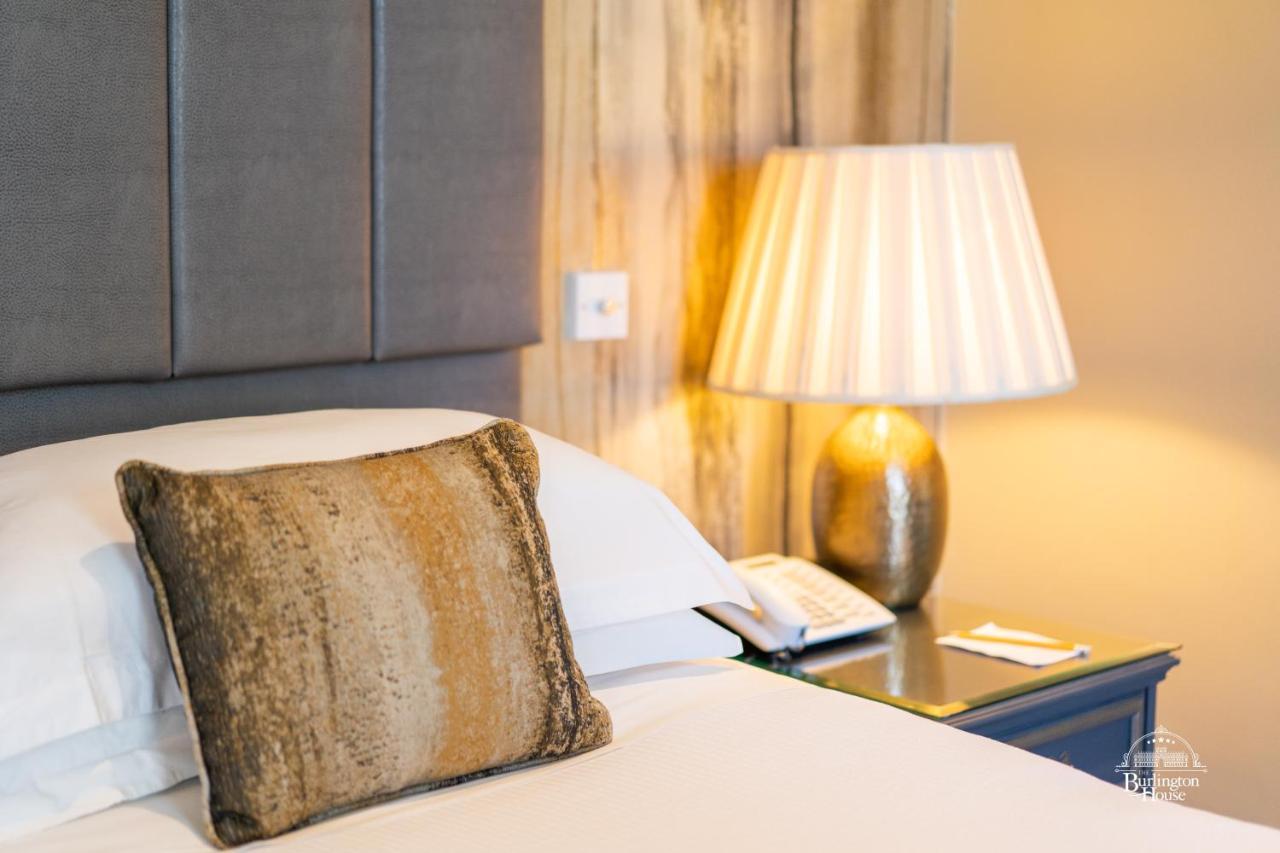 Burlington House Boutique Panzió Oxford Kültér fotó A lamp on a bedside table