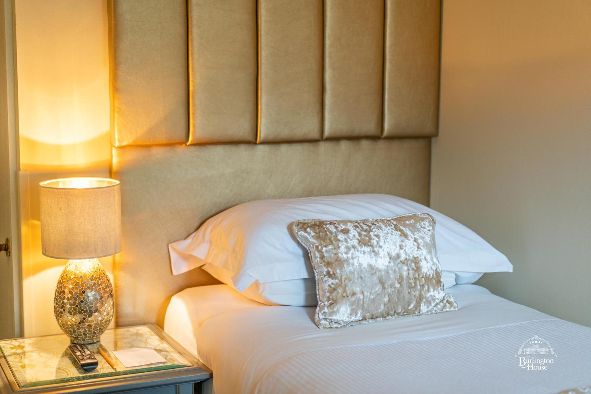 Burlington House Boutique Panzió Oxford Szoba fotó A bed with a headboard