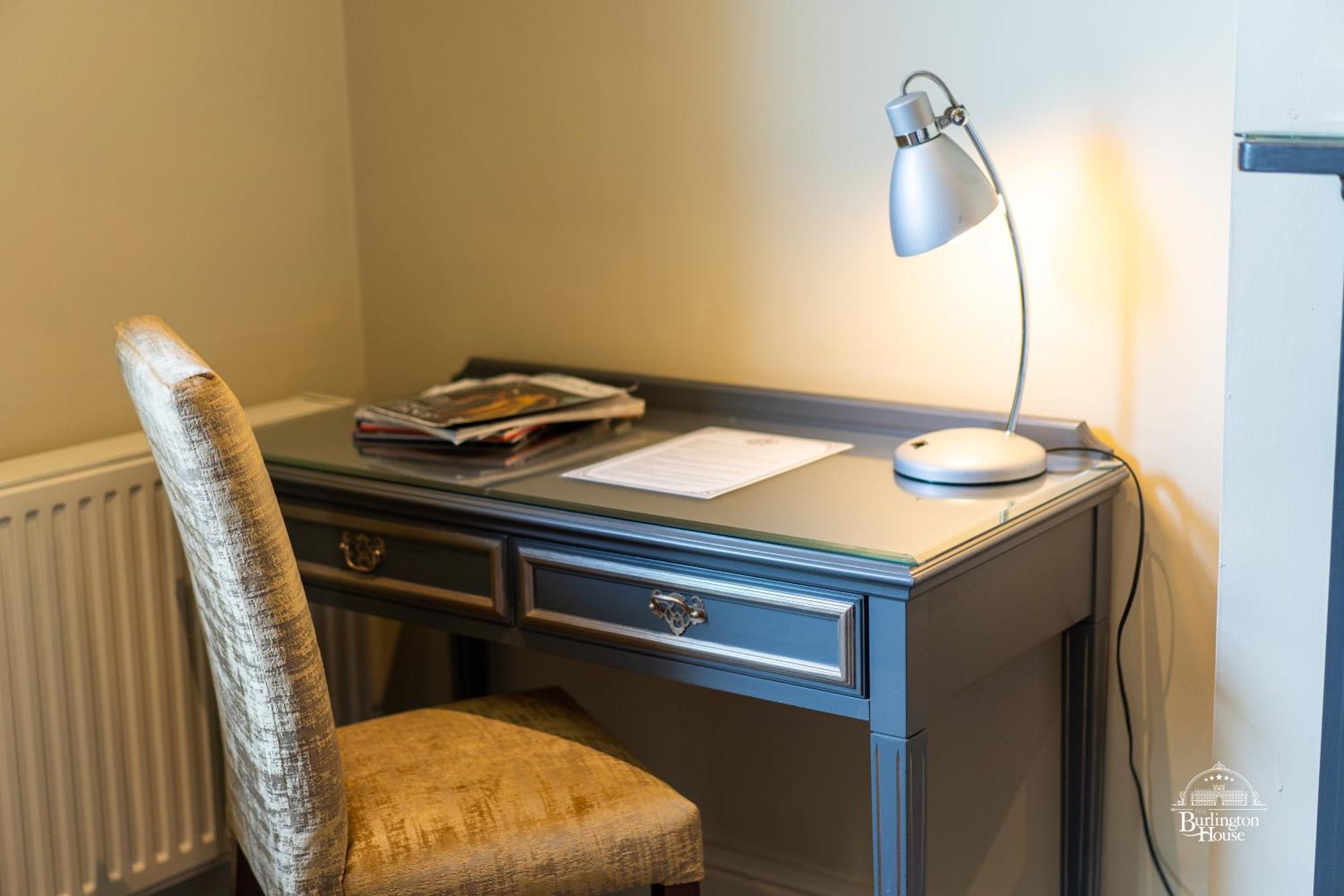 Burlington House Boutique Panzió Oxford Szoba fotó A desk lamp