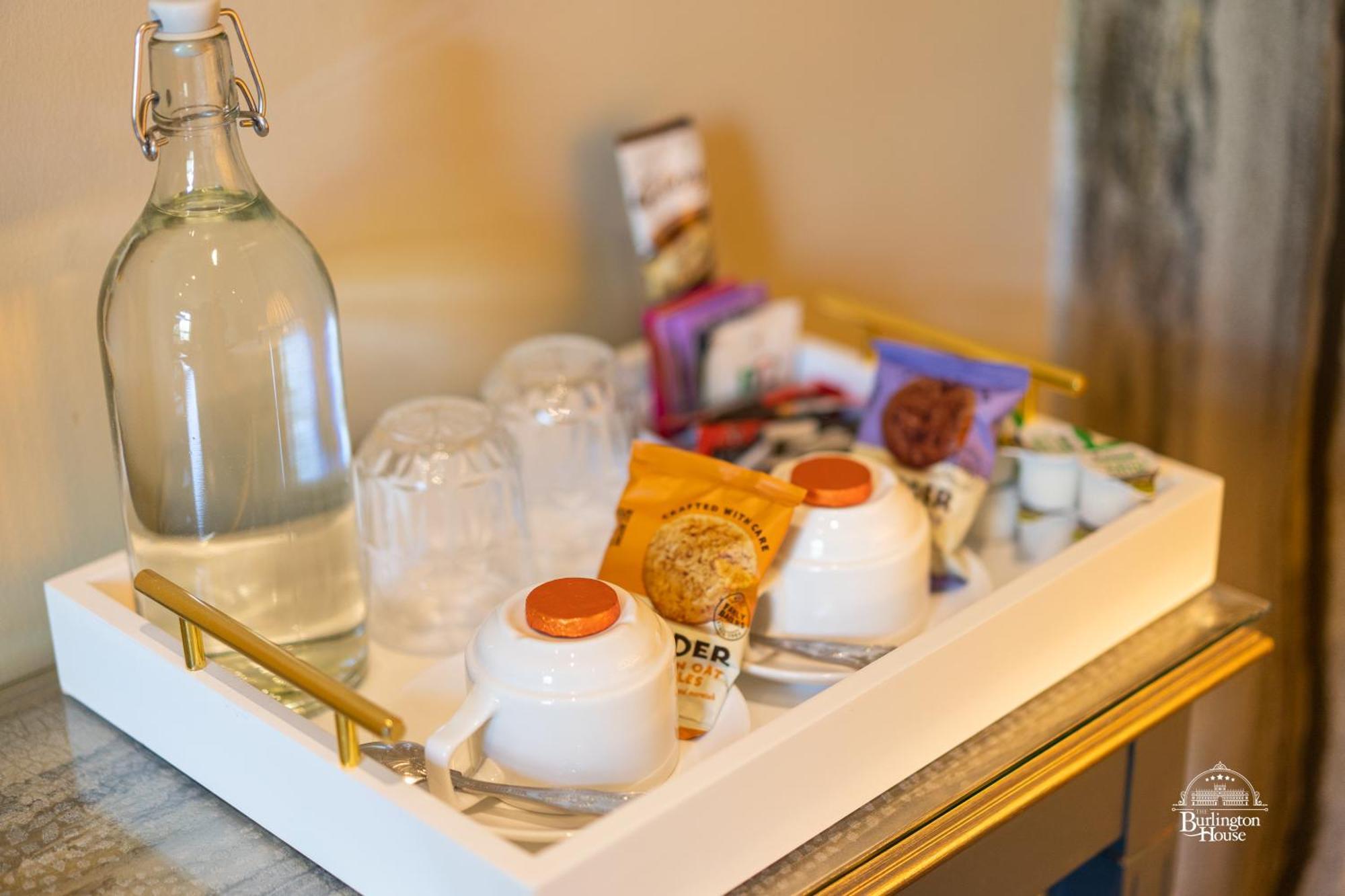 Burlington House Boutique Panzió Oxford Szoba fotó A welcome tray at a hotel