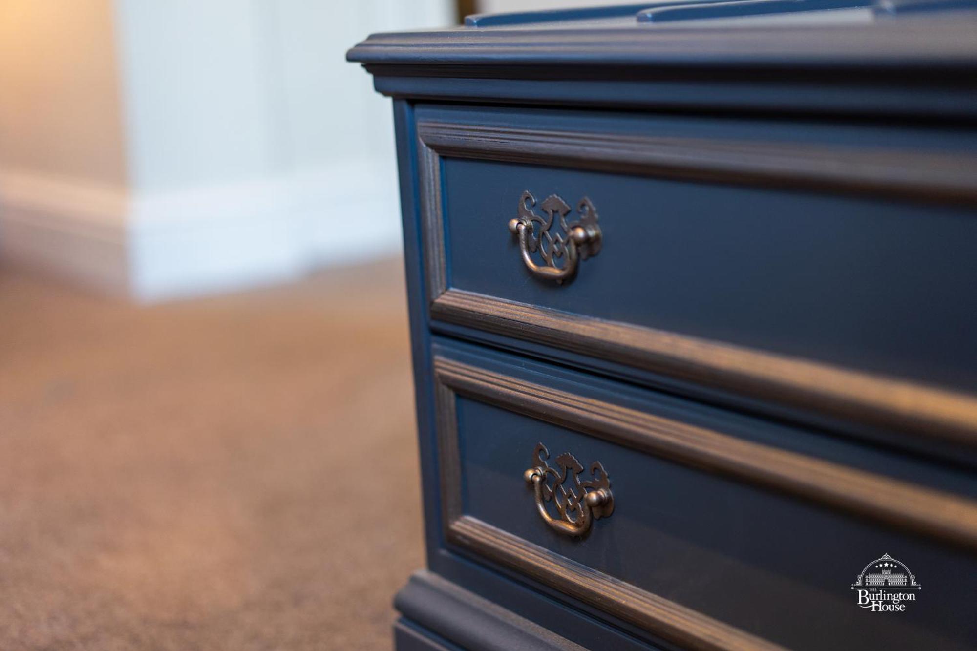 Burlington House Boutique Panzió Oxford Szoba fotó A blue painted nightstand