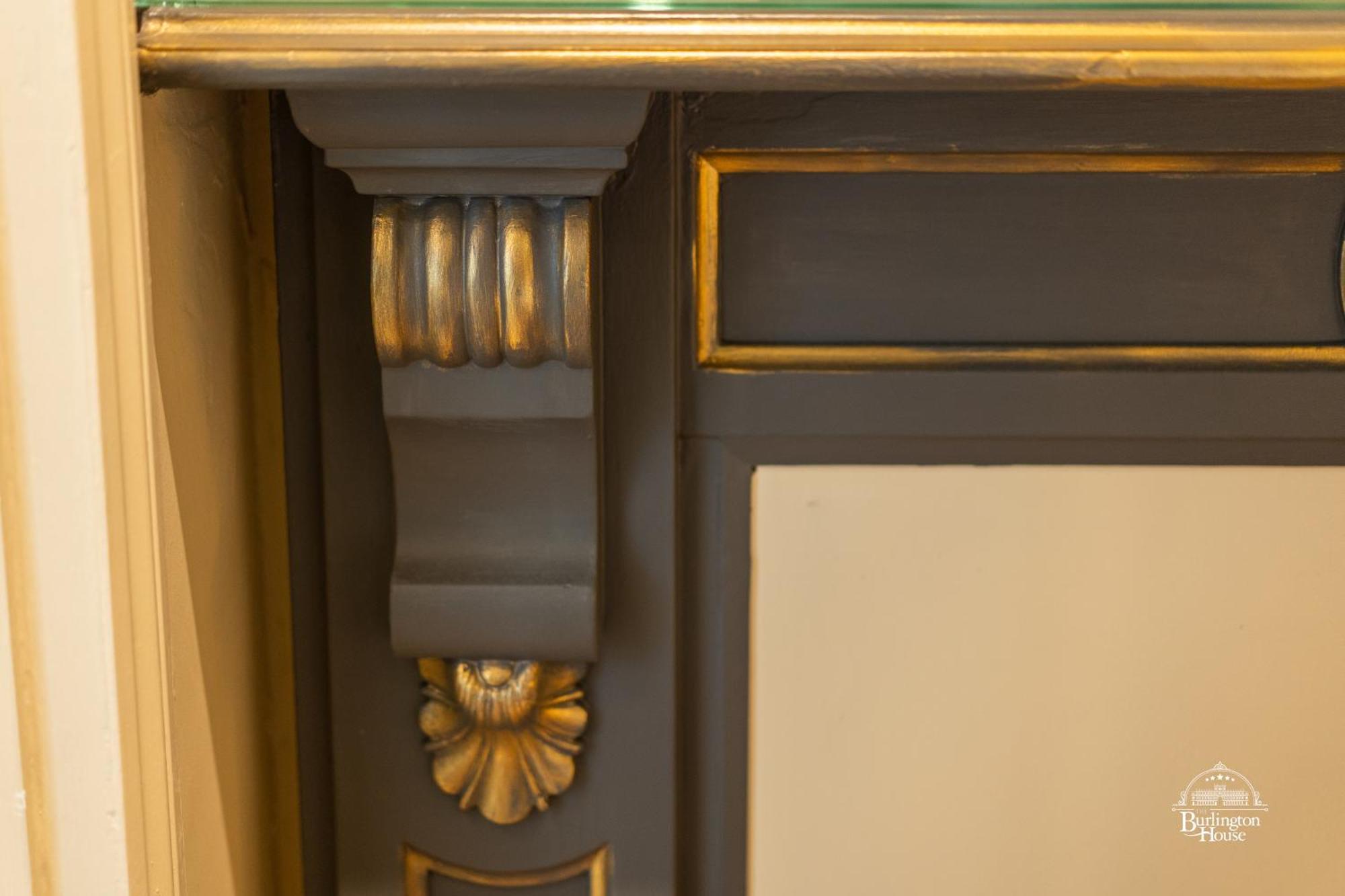 Burlington House Boutique Panzió Oxford Szoba fotó Detail of the fireplace