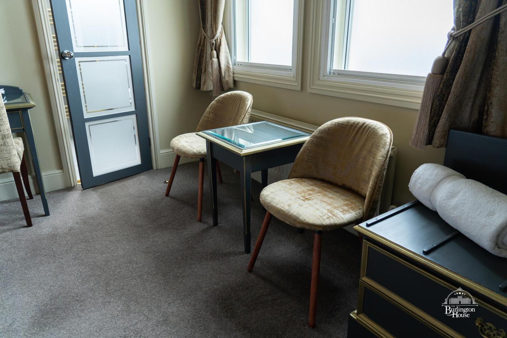 Burlington House Boutique Panzió Oxford Szoba fotó A room at the hotel