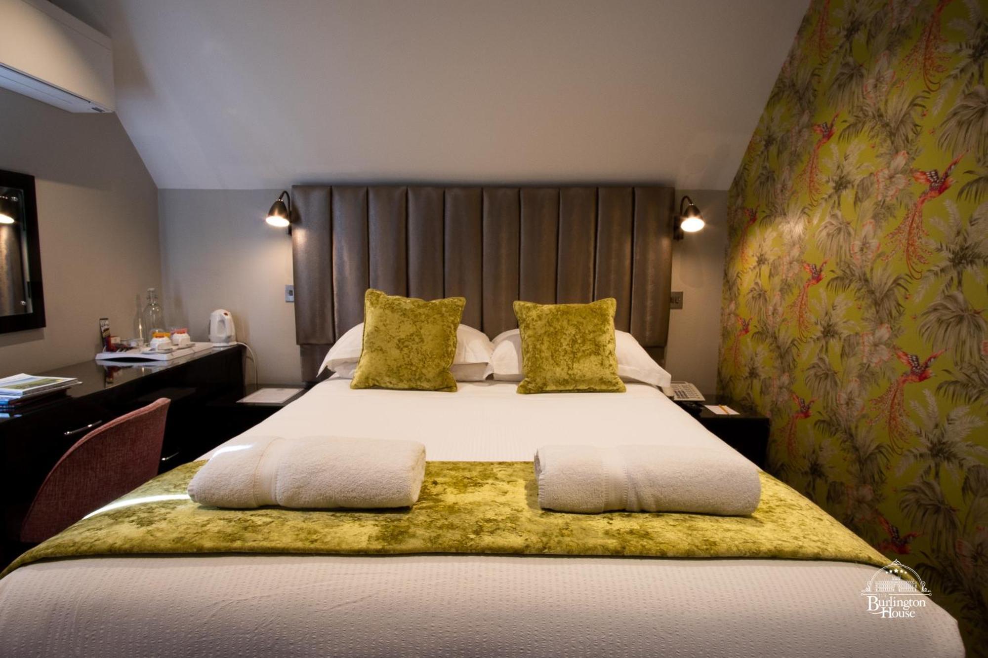 Burlington House Boutique Panzió Oxford Szoba fotó A bedroom at The Old Bank Hotel