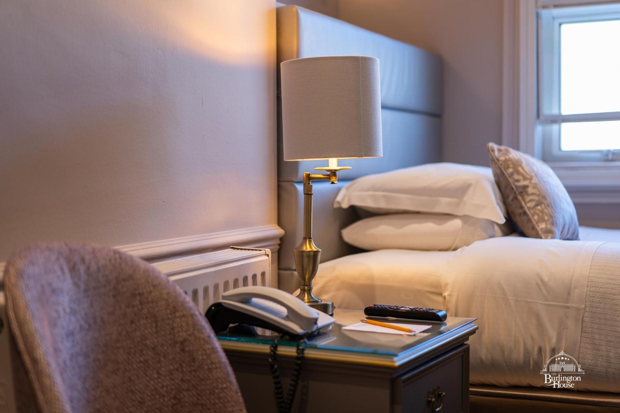 Burlington House Boutique Panzió Oxford Szoba fotó A guest room at the hotel