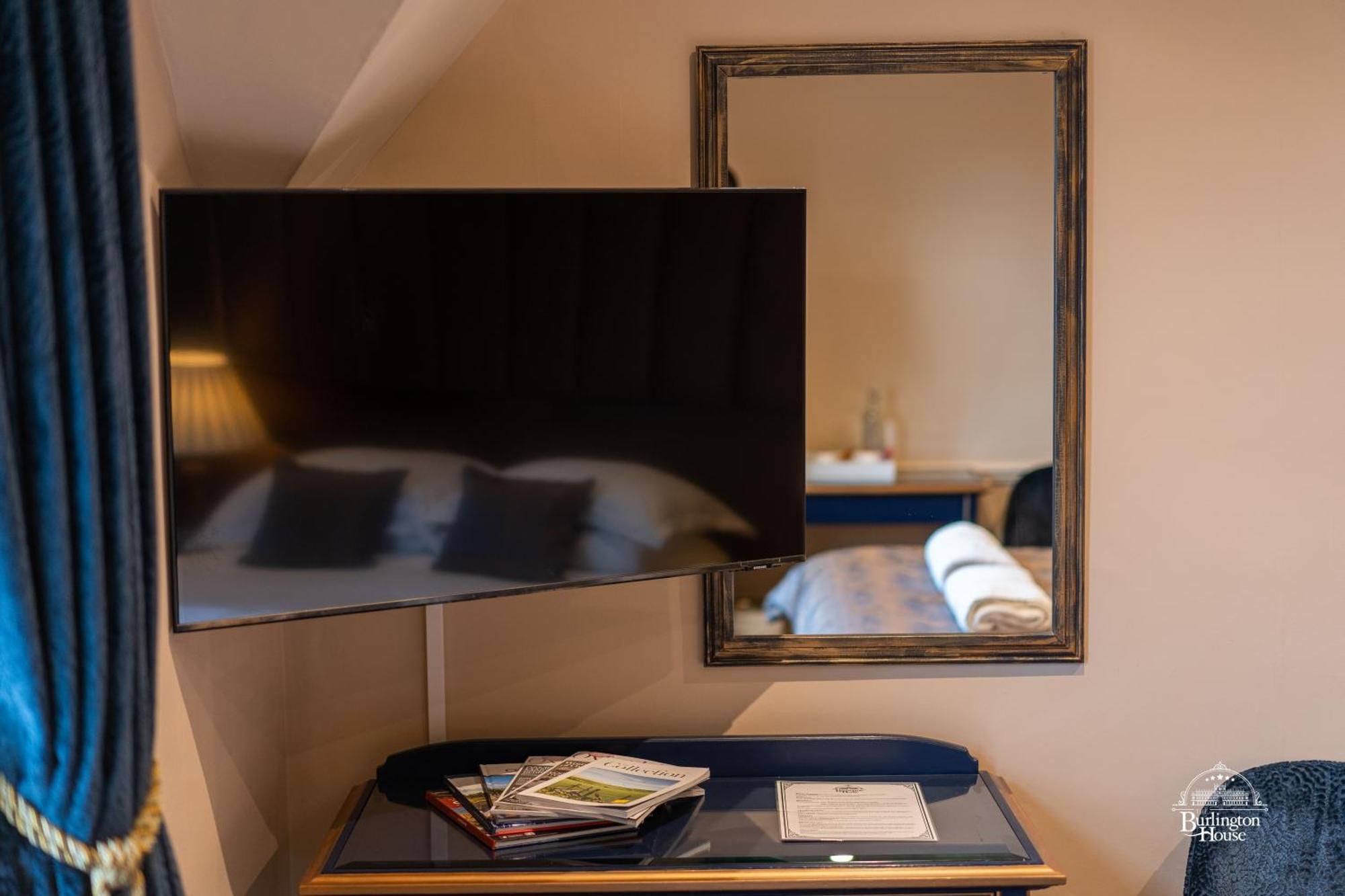 Burlington House Boutique Panzió Oxford Szoba fotó A television in a hotel room