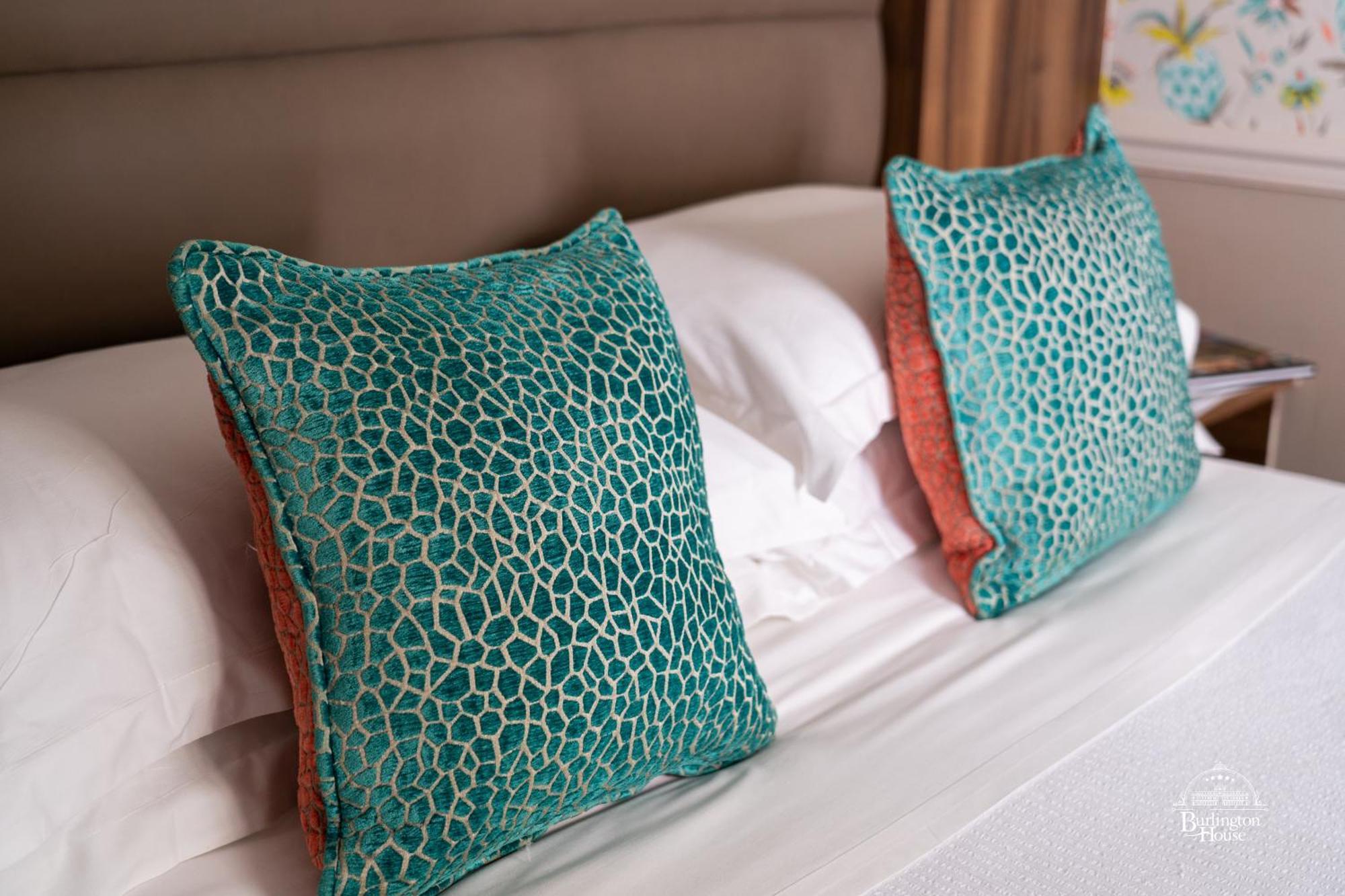 Burlington House Boutique Panzió Oxford Szoba fotó Cushions made from genuine stingray leather